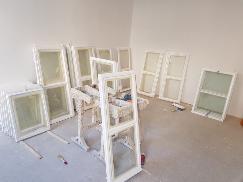 Alte Türen und Holzfenster streichen in Wien