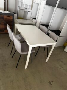 Esstisch mit vier Sesseln in Wien – 350 €